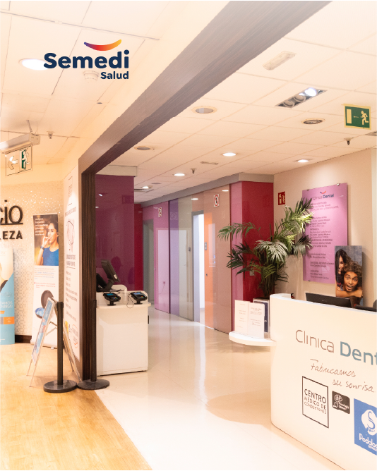 1. ¿Por qué elegir a un dentista en Málaga con experiencia? Cuando se trata de tu salud bucodental, contar con un dentista en Málaga que ofrezca confianza, tecnología moderna y atención personalizada es esencial. En Semedi Málaga, situados en El Corte Inglés, ofrecemos un enfoque integral con especialistas en todas las áreas de la odontología. Nuestro objetivo es claro: ayudarte a mantener o recuperar tu sonrisa con tratamientos eficaces y sin esperas innecesarias. 2. Semedi: clínica dental en Málaga con tecnología avanzada Ubicados en pleno centro de la ciudad, en un entorno cómodo y accesible, en Semedi disponemos de un equipo de dentistas en Málaga especializados en: Estética dental Implantología Ortodoncia Odontología conservadora Cirugía oral Combinamos más de 10 años de experiencia con herramientas diagnósticas digitales, para garantizar un tratamiento seguro, preciso y adaptado a cada paciente. 3. Servicios que ofrecemos en Semedi Contamos con una oferta amplia de tratamientos odontológicos. Entre los más destacados: Revisión dental completa y limpieza profesional: recomendada cada 6 meses. Empastes estéticos: materiales de última generación para restaurar caries sin afectar la estética. Férulas de descarga: para el tratamiento del bruxismo, muy común en pacientes con estrés. Blanqueamiento dental profesional: tratamiento seguro, controlado y con resultados visibles desde la primera sesión. Implantes dentales: recuperación de piezas perdidas con técnicas mínimamente invasivas. Ortodoncia estética: alineadores transparentes y brackets modernos. Todos los tratamientos se realizan en nuestras instalaciones de Málaga, sin derivaciones externas. 4. ¿Cuándo fue tu última revisión dental? Importancia de acudir a un buen centro Muchas personas solo acuden al dentista cuando sienten dolor o molestias. Sin embargo, la clave para mantener una boca sana es la prevención y el diagnóstico temprano. Si ha pasado más de seis meses desde tu última revisión dental, es momento de visitar a un dentista en Málaga que garantice una atención integral y seguimiento profesional. Las revisiones periódicas permiten detectar caries en fases iniciales, evitar enfermedades periodontales y preservar las encías y el hueso que sostienen los dientes. En centros de calidad como Semedi Málaga, estas revisiones no solo incluyen una exploración visual, sino también pruebas complementarias como radiografías digitales, lo que aumenta la precisión del diagnóstico y reduce riesgos a largo plazo. Acudir a un buen centro odontológico también implica contar con profesionales actualizados, materiales de alta gama y tratamientos individualizados. Además, en Semedi coordinamos el tratamiento dental con otras especialidades de salud, como psicología o podología, para abordar al paciente de forma global. Prevenir es más económico, menos invasivo y mucho más eficaz que tratar patologías avanzadas. Por eso, te invitamos a revisar tu salud bucodental con nosotros y mantener una sonrisa sana y funcional durante todo el año. 5. Atención personalizada con seguimiento constante En Semedi Málaga, el paciente es siempre el centro. Nuestros dentistas explican de forma clara el diagnóstico y el plan de tratamiento. Cada fase se ajusta a las necesidades del paciente, y se realiza un seguimiento proactivo. Además, ofrecemos: Horario ininterrumpido de lunes a sábado Parking gratuito Financiación hasta en 12 meses sin intereses Descuento del 10 % para mayores de 65 años 6. Casos comunes que tratamos a diario Nuestros dentistas atienden con frecuencia: Dolores dentales agudos Infecciones o abscesos Encías inflamadas o sangrado Desgaste dental por bruxismo Pérdida de piezas dentales Dientes apiñados o malposicionados También tratamos pacientes que buscan mejoras estéticas: blanqueamientos, carillas o alineadores transparentes. 7. ¿Cómo pedir cita con un dentista en Málaga? Puedes reservar tu cita: Llamando al 952 395 363 A través del formulario web en semedisalud.com Nos encontramos en la primera planta de El Corte Inglés (Avda. Andalucía), con fácil acceso en transporte público o privado. Preguntas frecuentes ¿El blanqueamiento dental es seguro? Sí, en Semedi utilizamos productos aprobados y técnicas supervisadas por especialistas. ¿Puedo financiar un tratamiento dental completo? Sí, ofrecemos hasta 12 meses sin intereses con tarjeta de El Corte Inglés. ¿Qué diferencia a Semedi de otros dentistas en Málaga? Atención personalizada, tecnología moderna y un enfoque multidisciplinar con otros servicios sanitarios del mismo centro (psicología, podología, reconocimientos médicos). Conclusión Elegir un dentista en Málaga no debería ser una decisión complicada. En Semedi te garantizamos un entorno profesional, cercano y centrado en resultados. Nuestra experiencia, ubicación privilegiada y beneficios adicionales hacen que cuidar de tu sonrisa sea más accesible que nunca. Te esperamos en Semedi Málaga para comenzar tu tratamiento dental con total confianza.
