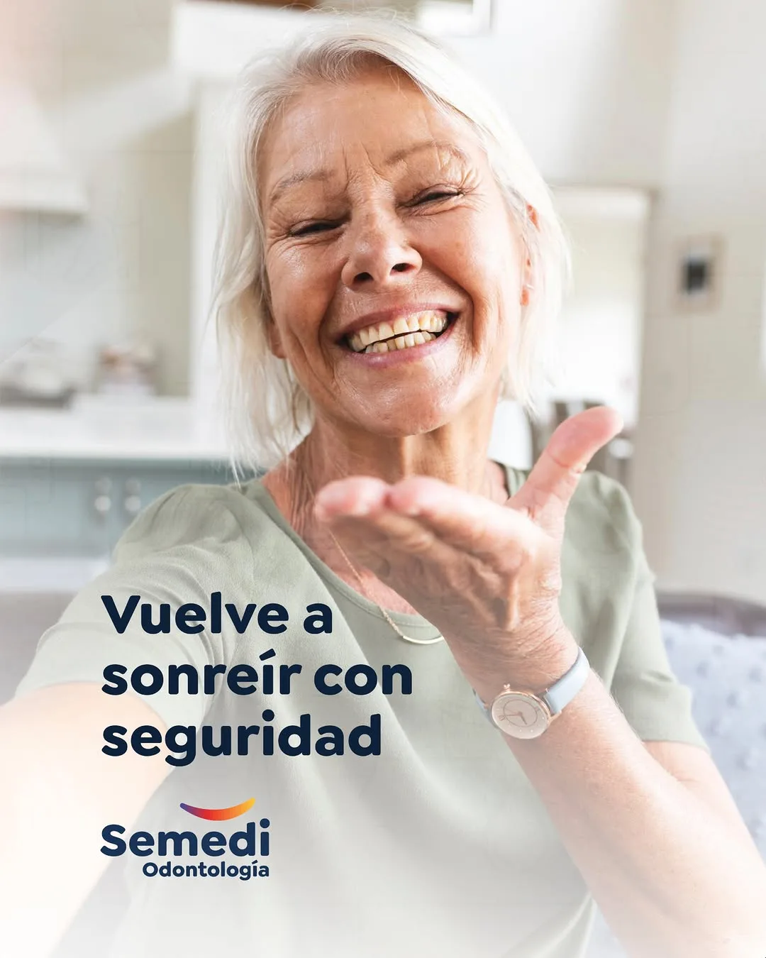 Mujer mayor sonriendo con confianza tras implantes dentales en Málaga - Semedi Odontología Málaga