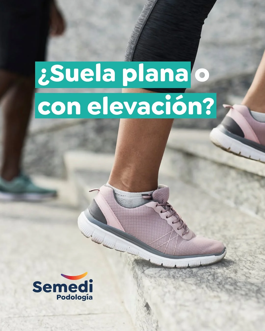 Zapatilla deportiva con suela y elevación sobre escalones, podología en Málaga