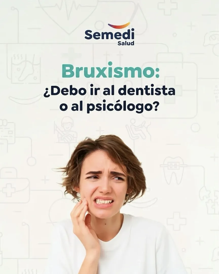 Mujer con gesto de dolor sujetándose la mandíbula por bruxismo en Málaga, clínica Semedi Salud