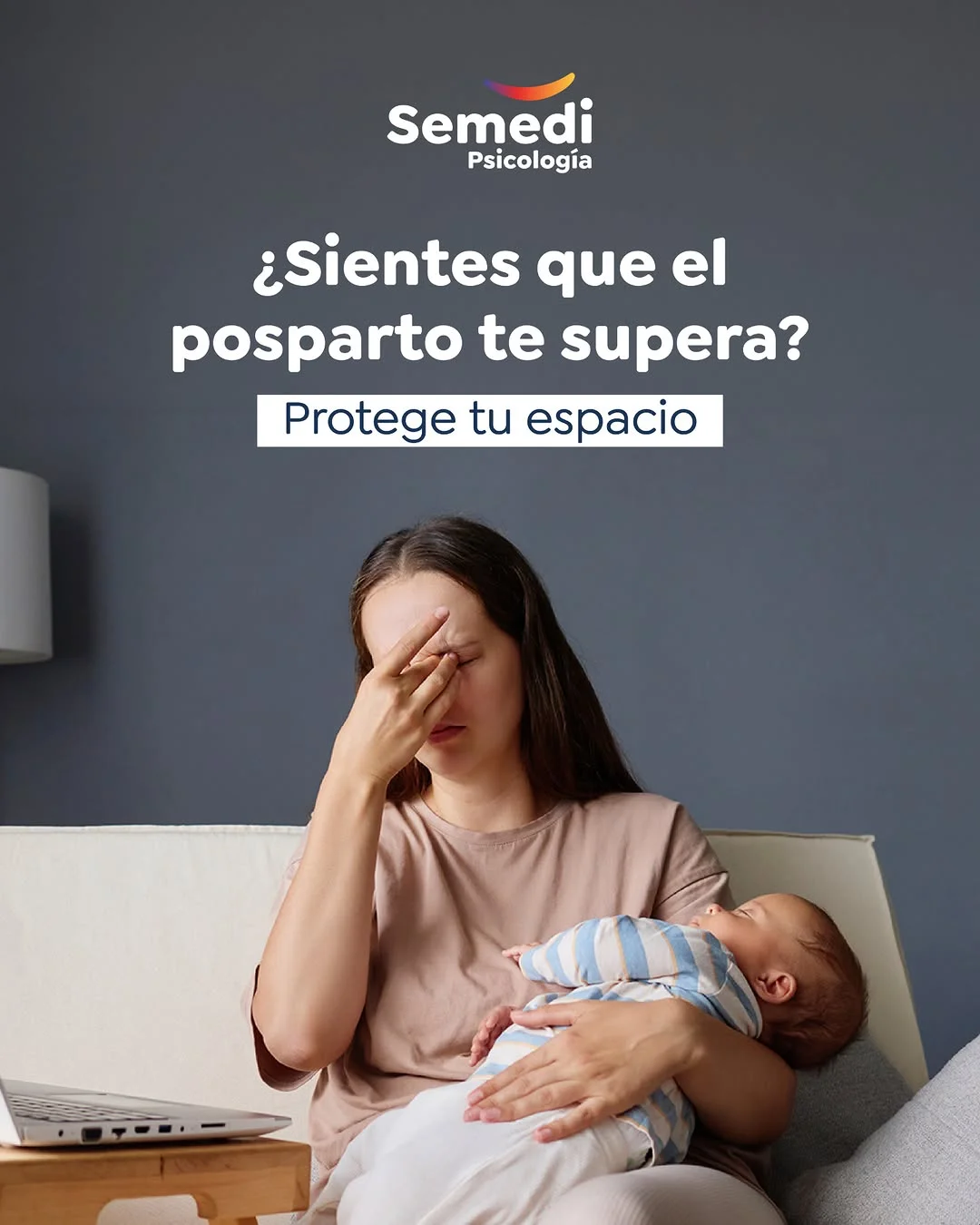Madre agotada con bebé recién nacido representando la necesidad de un plan de parto emocional