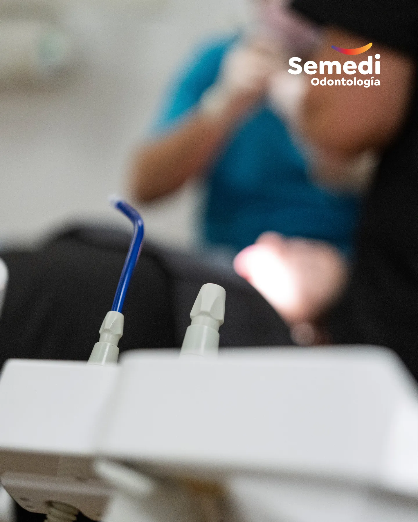 Dentista en Málaga atendiendo a una paciente con instrumental de aspiración en la clínica Semedi Odontología