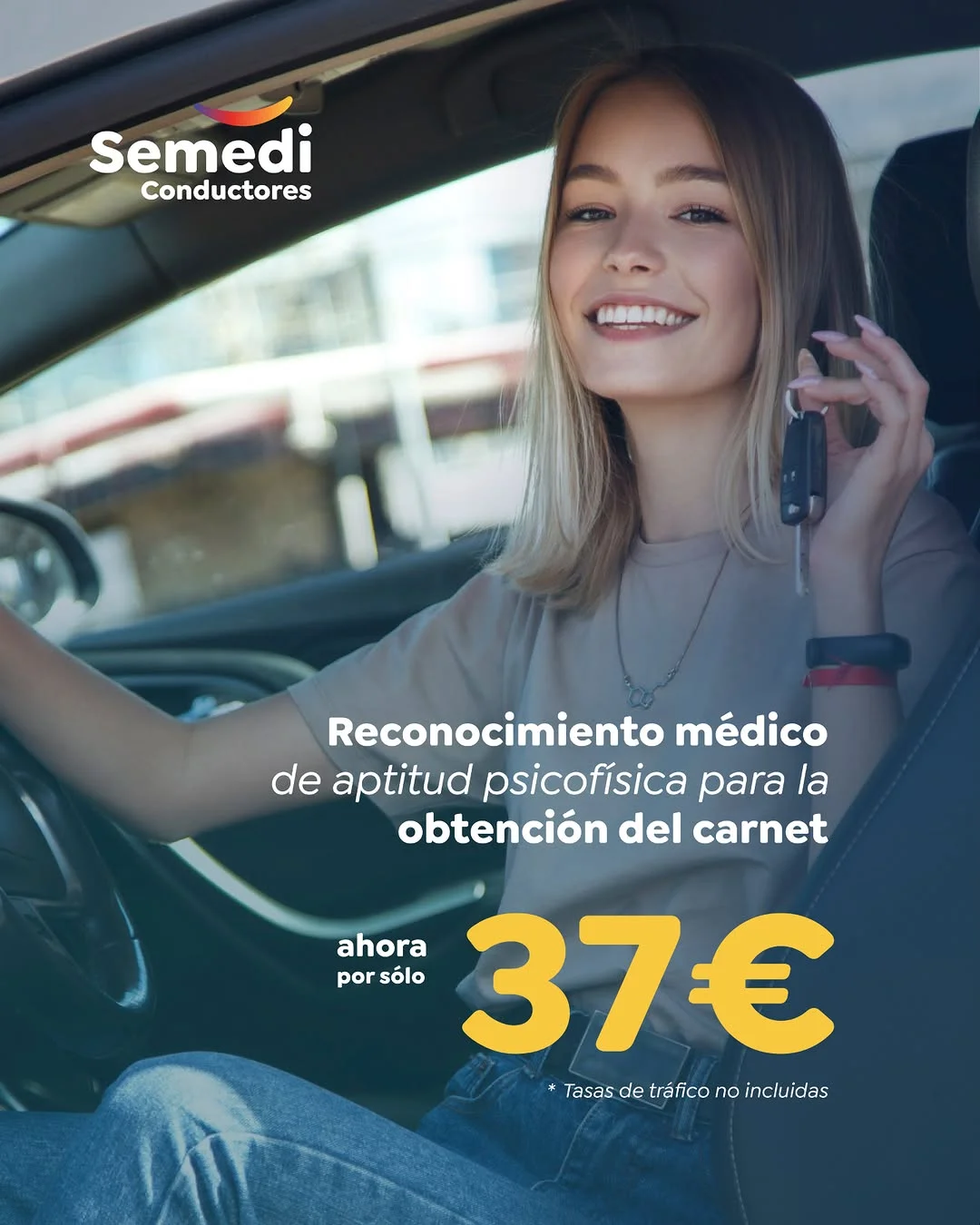 Joven sonriente en su coche tras el reconocimiento del carnet de conducir en Semedi Málaga