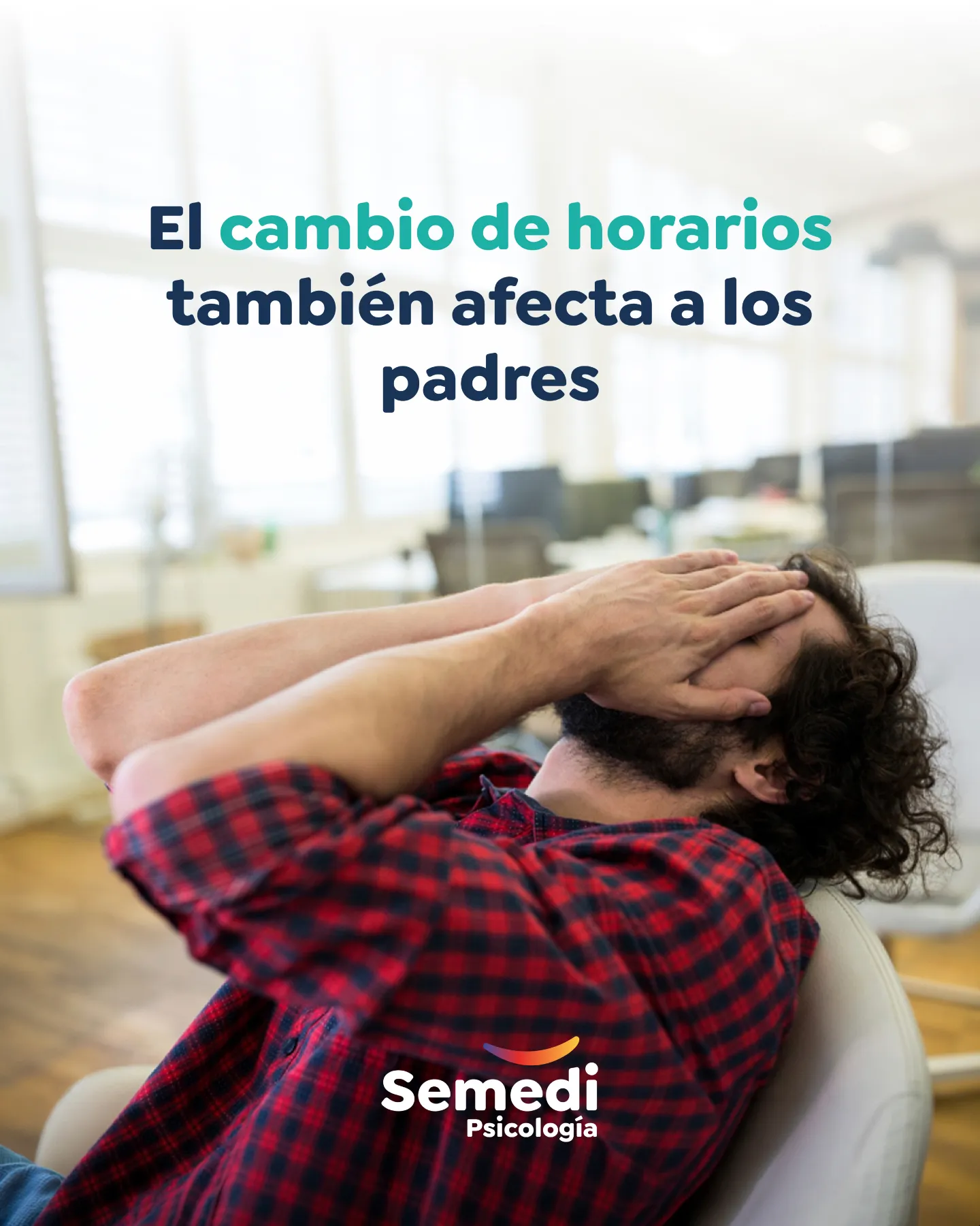 Adulto reclinado con las manos en la cara tras el cambio de horarios, imagen sobre padres agotados en la vuelta a la rutina en Málaga