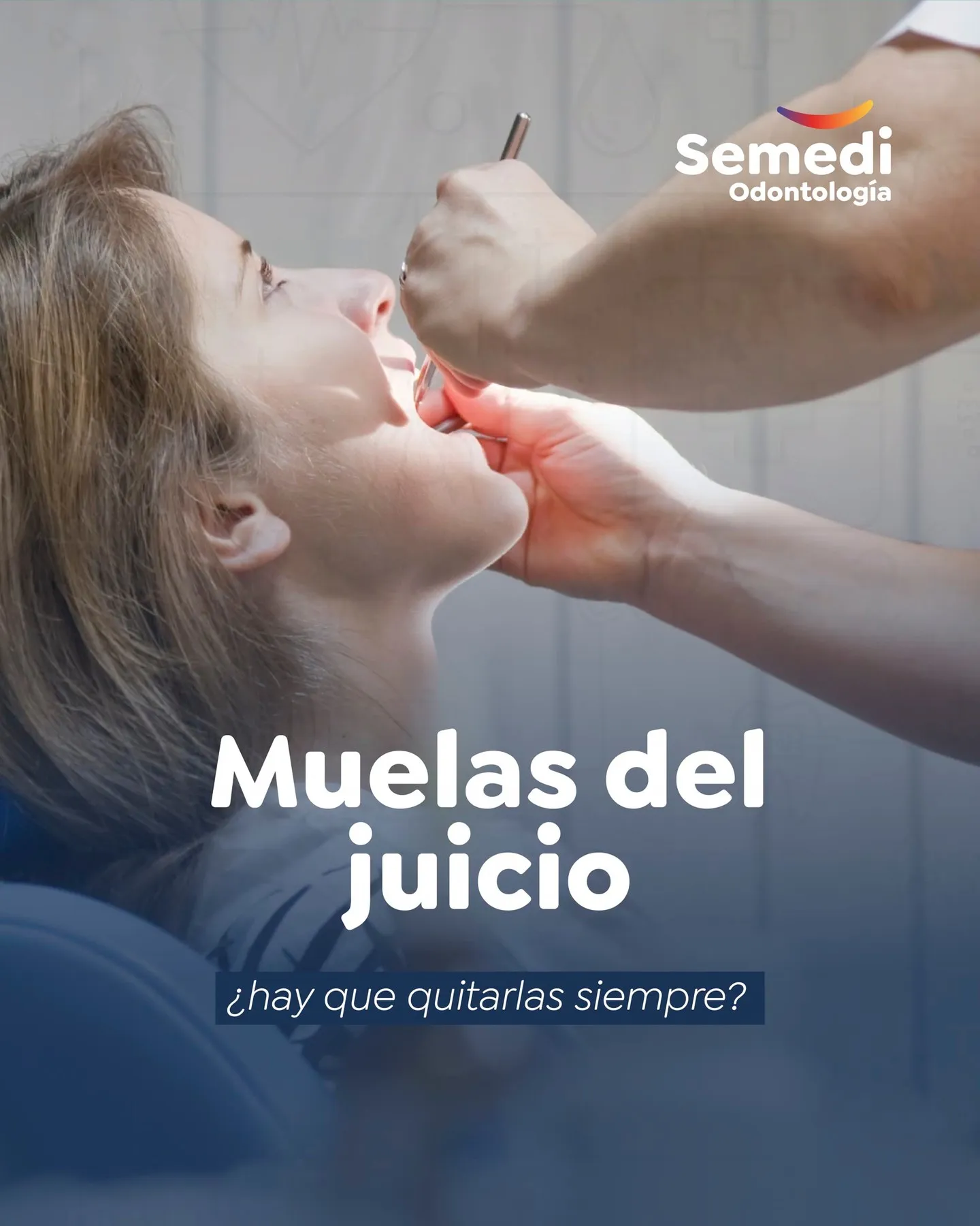 Dentista revisando las muelas del juicio a una paciente en Semedi Odontología Málaga
