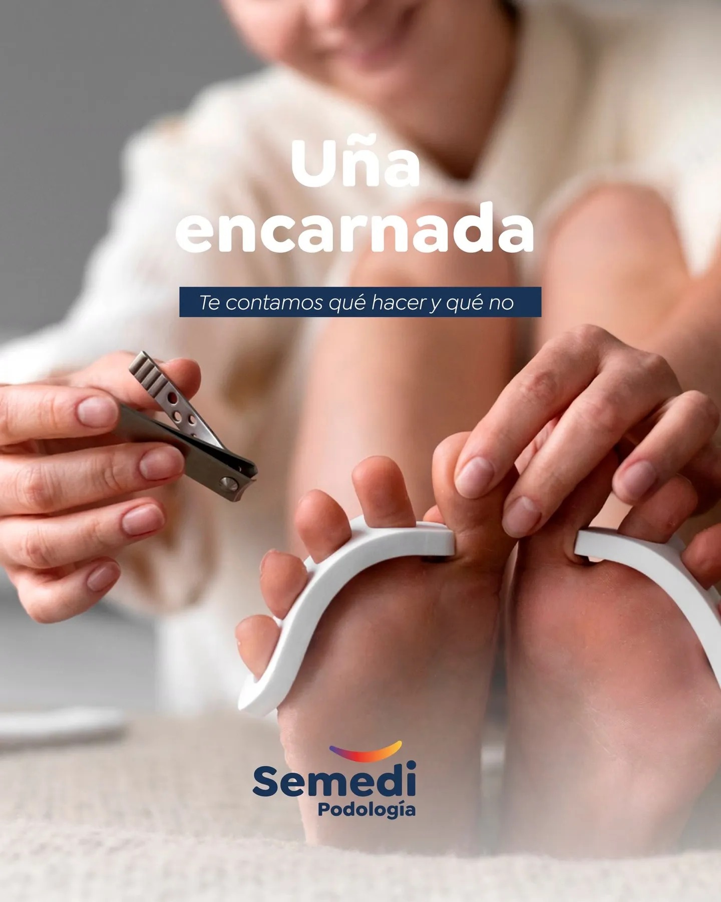 Uña encarnada: persona cortándose las uñas de los pies con cortaúñas y separador de dedos, Semedi Podología Málaga